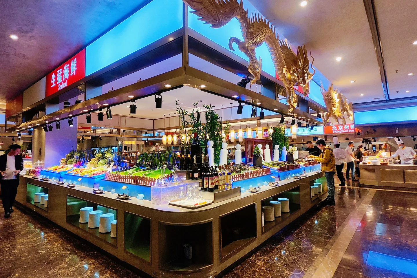 中威韵华大酒店海鲜自助餐厅档口与取餐区实景