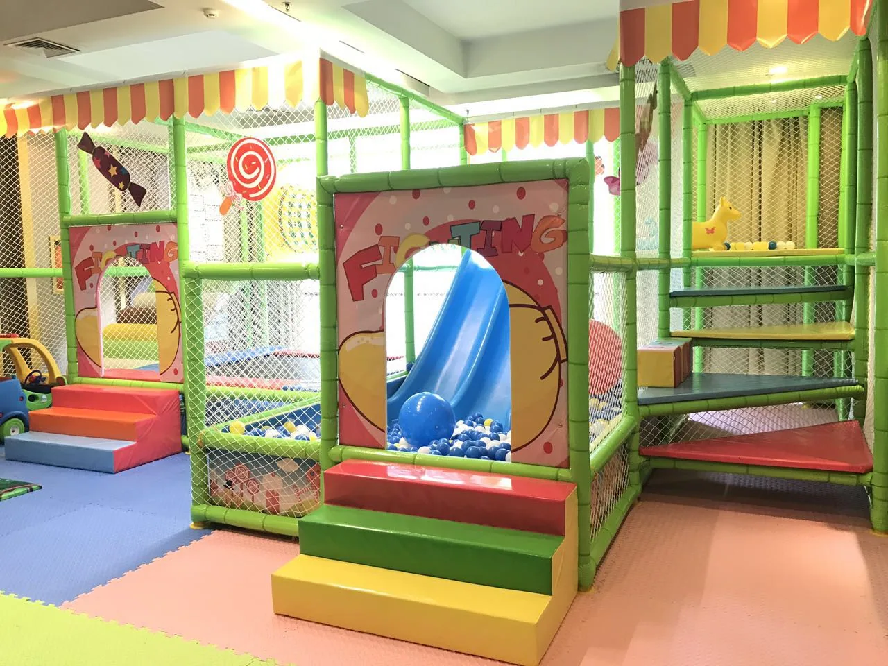 酒店儿童乐园的滑梯与游乐设施实景
